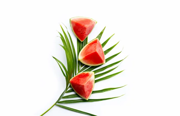 Wassermelonenscheiben Auf Tropischen Palmenblättern Auf Weißem Hintergrund Ansicht Von Oben — Stockfoto