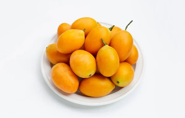 Marianische Pflaumenfrucht Weißem Teller Auf Weißem Hintergrund — Stockfoto