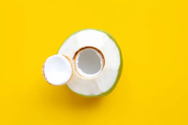 黄色の背景に新鮮な緑の若いココナッツフルーツ — ストック写真