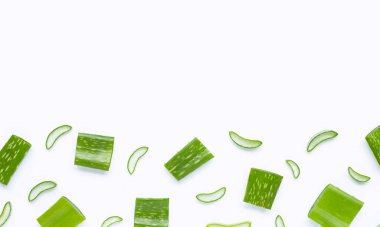 Aloe Vera beyaz arka planda, sağlık ve güzellik için popüler bir ilaç bitkisidir..