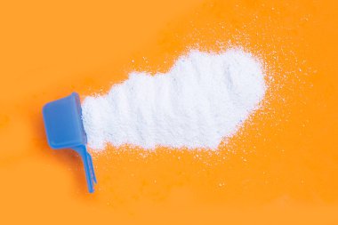 Deterjan tozu ve çamaşır yıkama kaşığı. Çamaşır konsepti.