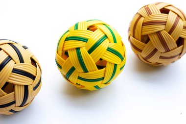 Beyaz arkaplanda Rattan topları.