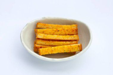 Beyaz arka planda izole edilmiş sarımsaklı ekmek çubukları..
