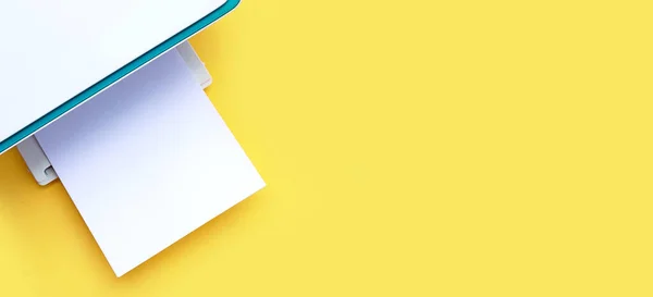 Drucker Und Papier Auf Gelbem Hintergrund Kopierraum — Stockfoto