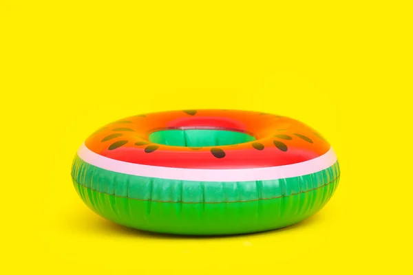 Aufblasbare Wassermelone Auf Gelbem Hintergrund — Stockfoto