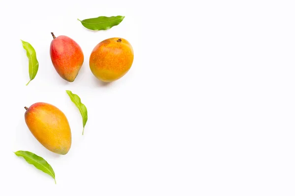 Mango Med Blad Vit Bakgrund — Stockfoto