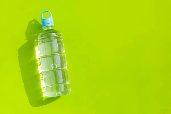 Wasserflasche Aus Kunststoff Auf Grüner Oberfläche — Stockfoto