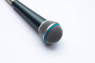 Beyaz arkaplanda mikrofon. 
