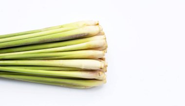 Beyaz arka planda taze limon otu.