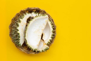 Durian kabuğu yeşil arka planda bambu sepetinde. Üst görünüm