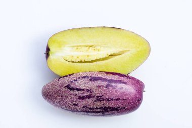 Beyaz arkaplanda Pepino kavunu.