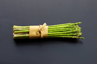 Koyu arkaplanda taze kuşkonmaz. Boşluğu kopyala