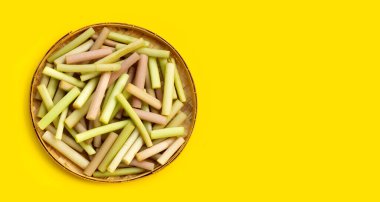 Nilüfer, sarı arka planda bambu sepetinde bulunur..