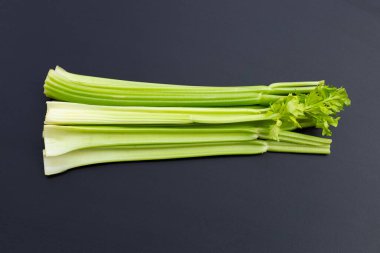 Koyu arkaplanda taze kereviz. 