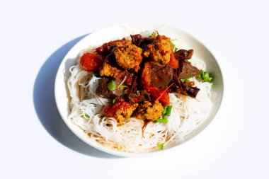 Beyaz arka planda beyaz tabakta Kuzey Tayland usulü körili erişte..