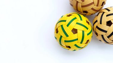 Beyaz arkaplanda Rattan topları.