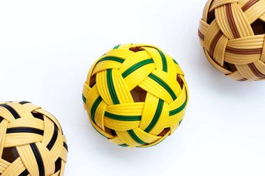 Beyaz arkaplanda Rattan topları.