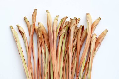 Beyaz arkaplanda kuru limon otu.