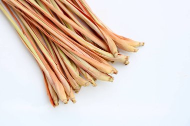 Beyaz arkaplanda kuru limon otu.