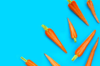 Mavi zemin üzerinde taze havuçlar.