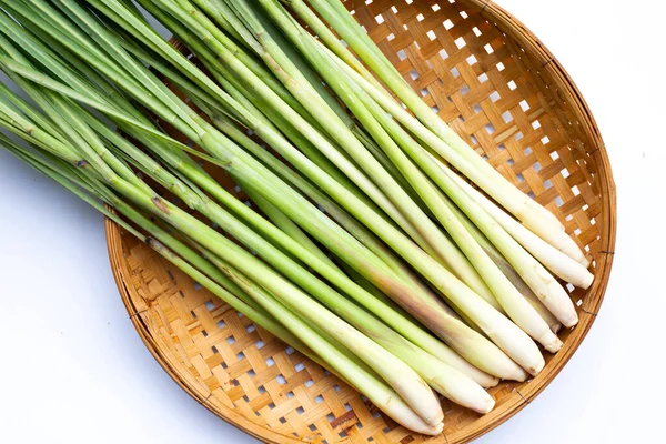 Limão Fresco Cesta Bambu Sobre Fundo Branco — Fotografia de Stock