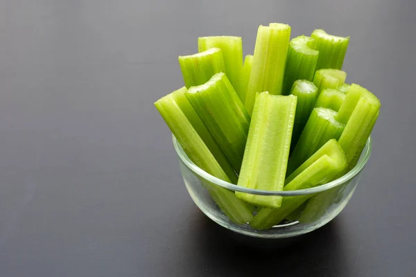 Čerstvý Celer Skleněné Míse Tmavém Pozadí — Stock fotografie