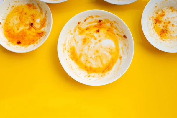 Грязная Посуда Желтом Фоне — стоковое фото