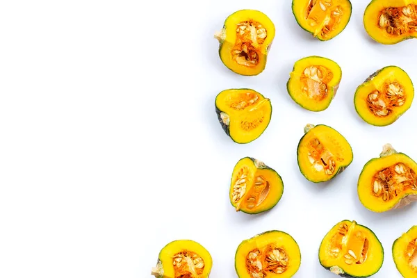 Beyaz arkaplanda yeşil balkabağı parçaları