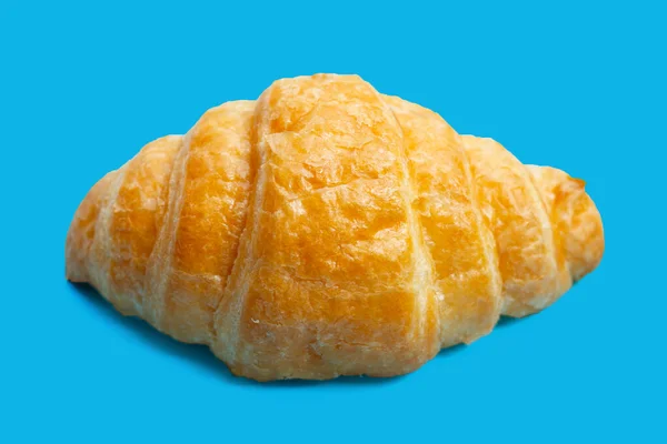 Leckeres Croissant Auf Blauem Hintergrund — Stockfoto