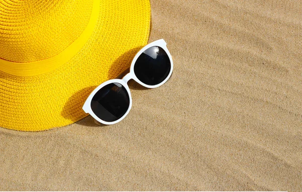 선글라스를 노란색 — 스톡 사진