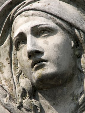 yas tutan bir kadının taş heykel