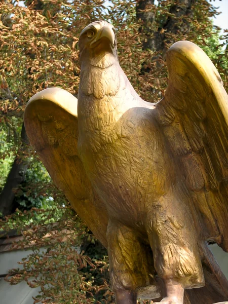 Каменная скульптура золотого орла — стоковое фото