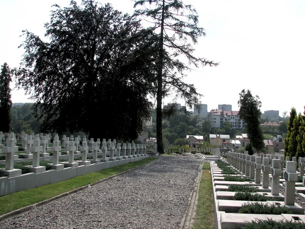 anıt mezarların üzerinde haçlar