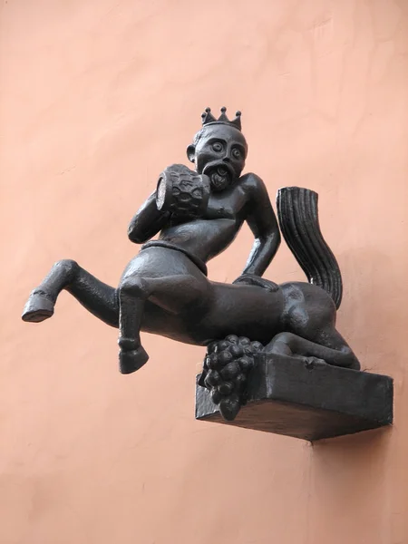 Bira içen faun heykel