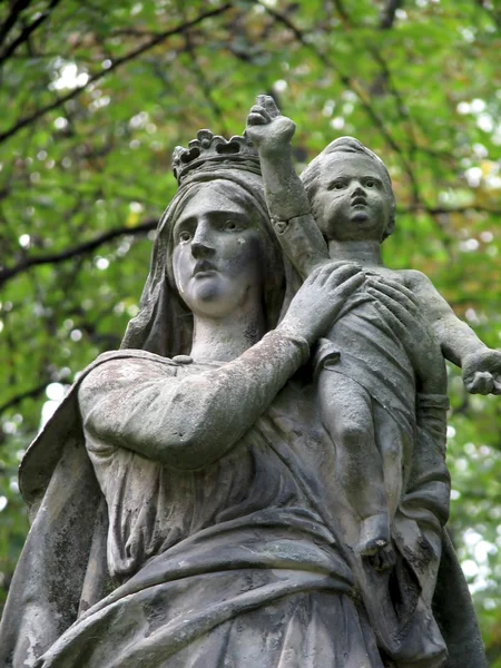 bir bebekle eski heykel taş kadın