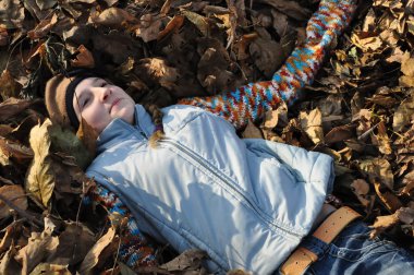 mutlu genç kız yalan sonbahar yaprakları