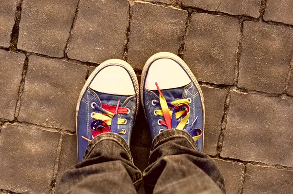 kaldırım renkli dantel ile mavi spor ayakkabı