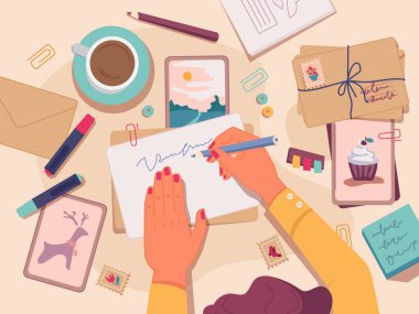 Tatil için mektup ya da kartpostal yazan kadın.