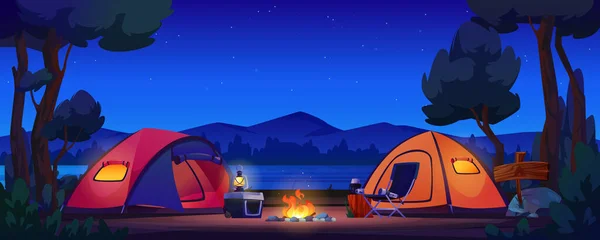 Палатки и горящий костёр на озере, в ночном лесу — стоковый вектор