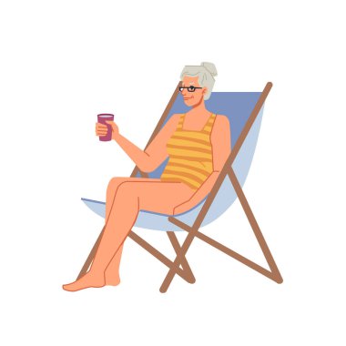 Olgun kadın şezlongda kokteyl ile oturuyor.