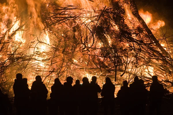 Riesiges Lagerfeuer mit Osterfeuer — Stockfoto