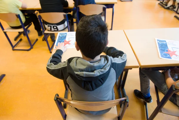 Criança em classe escolar — Fotografia de Stock