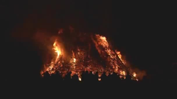 Riesiges Lagerfeuer mit Osterfeuer — Stockvideo