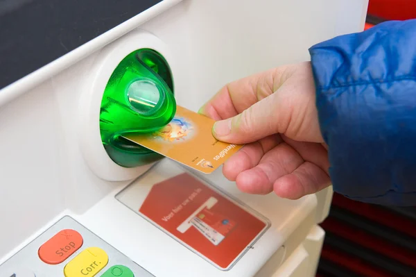 Cartão bancário na máquina ATM — Fotografia de Stock