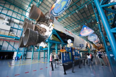 Saturn V roket Kennedy Uzay Merkezi'nde