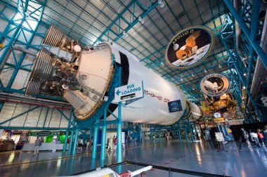 Saturn V roket Kennedy Uzay Merkezi'nde
