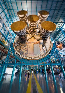 Saturn V roket Kennedy Uzay Merkezi'nde