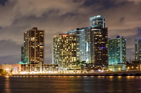 Miami skyline in schemering — Stockfoto