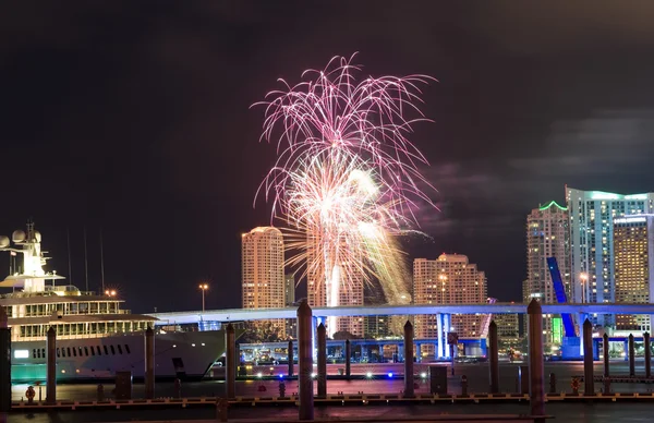 Miami manzarası üzerinde havai fişek — Stok fotoğraf