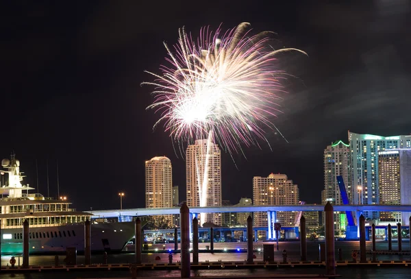 Fuochi d'artificio sullo skyline di Miami — Foto Stock